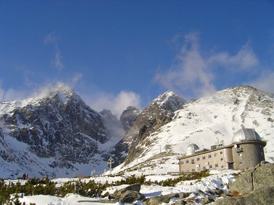 Straße bei Štrbské Pleso mit Blick auf einen Gipfel der Hohen Tatra