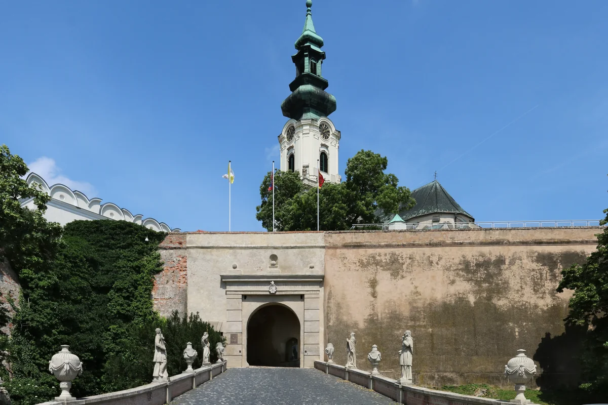 Tor zur Burg Nitra mit dem Turm der Kathedrale St. Emmeram